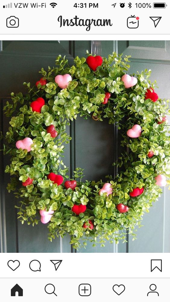 Valentines Day door wreath with pink and red hearts #valentines