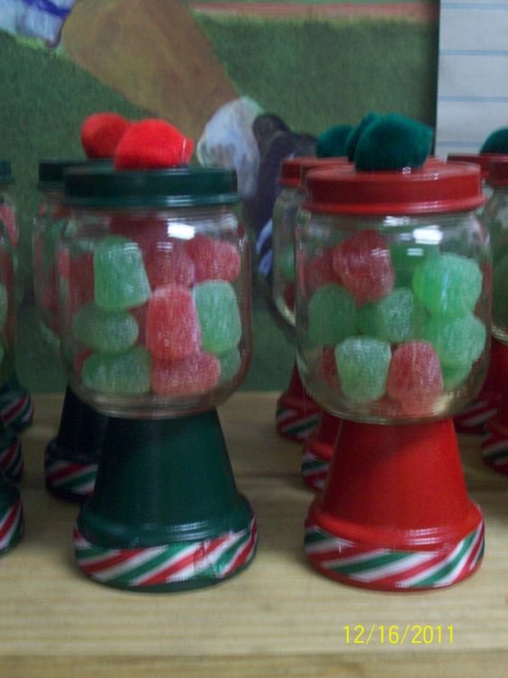 How to Make a Christmas Gumball Machine #christmascrafts 